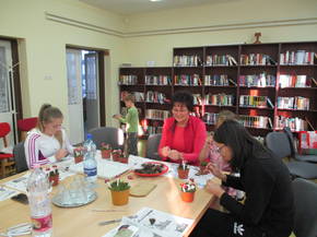 Országos Könyvtári Napok: Kézműves foglalkozás a természet kincseiből Kramarics Józsefné vezetésével Pórszombaton