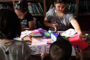 Anyák napi kézműves, könyvtár- és olvasásnépszerűsítő foglalkozás Csömödérben Bagladi Mónika könyvtáros vezetésével